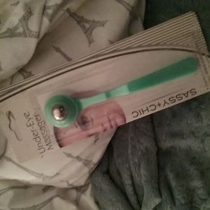 Under eye massager